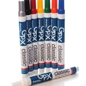 A group of markers that are sitting on the ground.